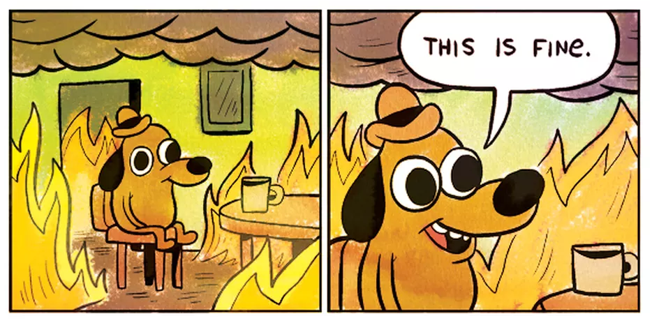 Esta imagen es un meme. Es una tira cómica de dos escenas en las que aparece un perro con un sombrero sentado en una mesa tomándose un café en una habitación en llamas llena de humo. En la segunda viñeta, dice con una sonrisa: 